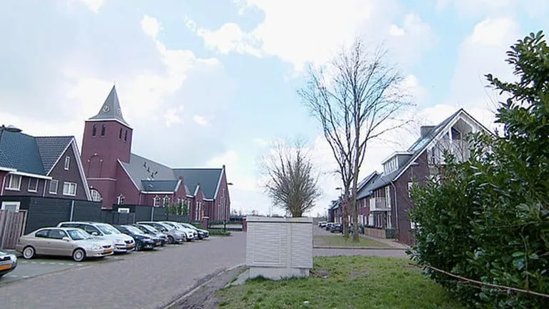 de haverkamp in lunteren met links de hervormde kerk foto opsporing verzocht