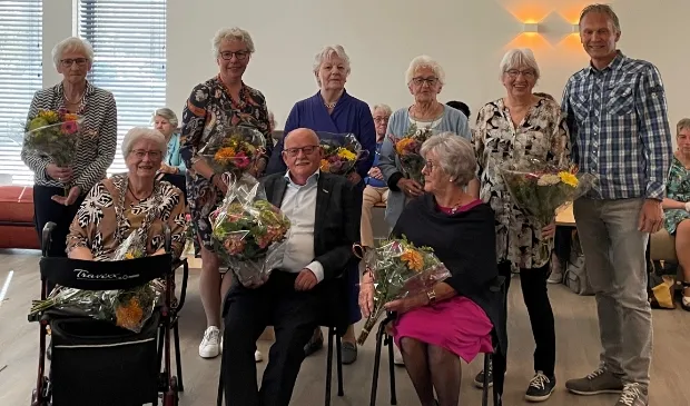 de jubilarissen zittend met de andere leidinggevenden van kreatief foto arnold snetselaar