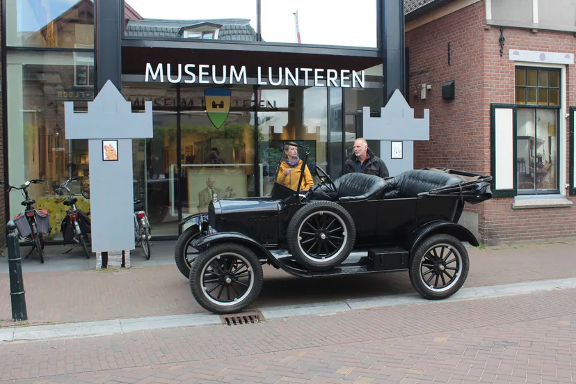 de oude schicht a ford stond geparkeerd voor het museum lunteren