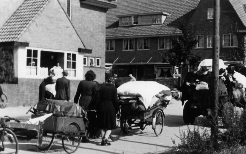 evacuerende burgers op de beethovenlaan in arnhem sept okt 1944 foto pj de booys gelders archief