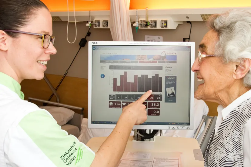 fysiotherapeut flora strookappe bespreekt de resultaten van de meting met mevrouw kranenburg hensen1