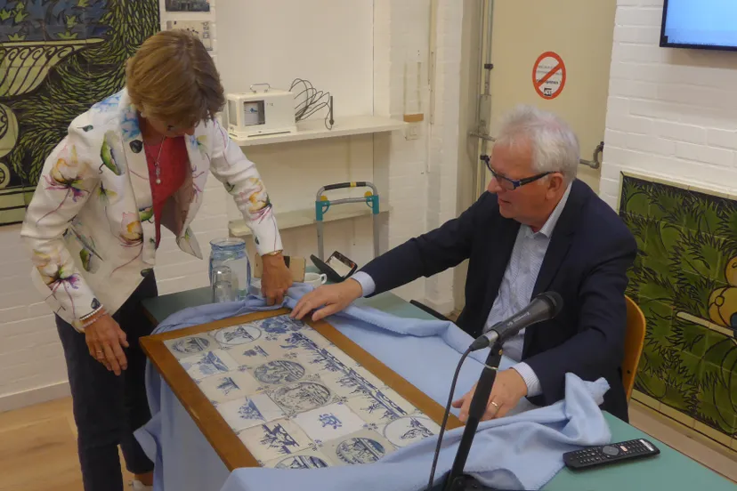 ger de ree bekijkt een tegeltableau tijdens een taxatiedag