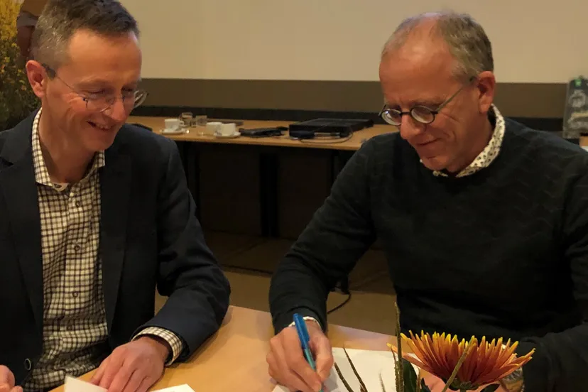 geurt van den brandhof initiatiefnemer en roel henderickx namens valleienergie tekenden de samenwerkingsovereenkomst voor het zonneproject aan de meikade