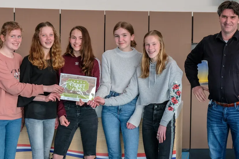 het winnende groepje the talking mushrooms met hun ticket voor het veluwecongres