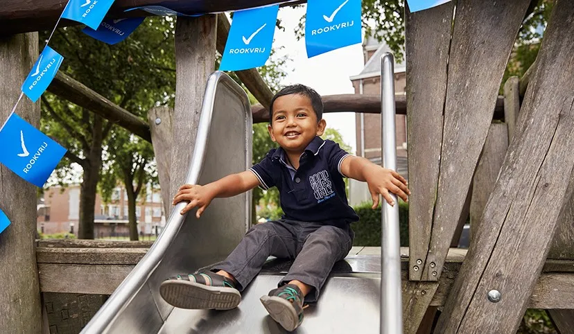 hr jongen op glijbaan klein