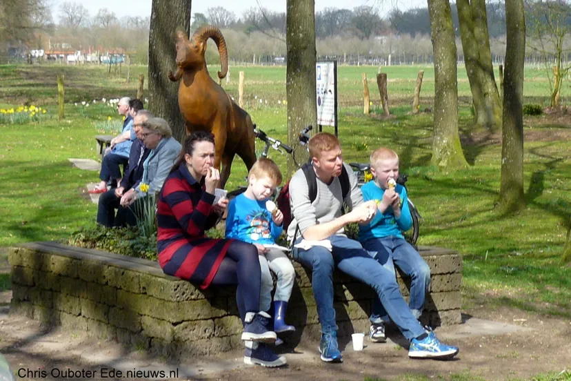 ijsje eeten in hoenderloo