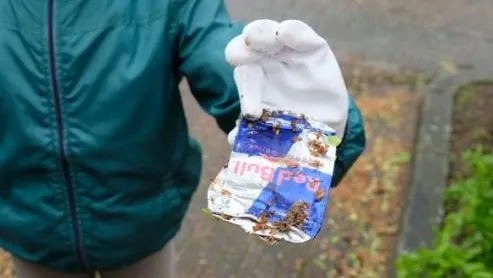 kind met afval ivn educatie