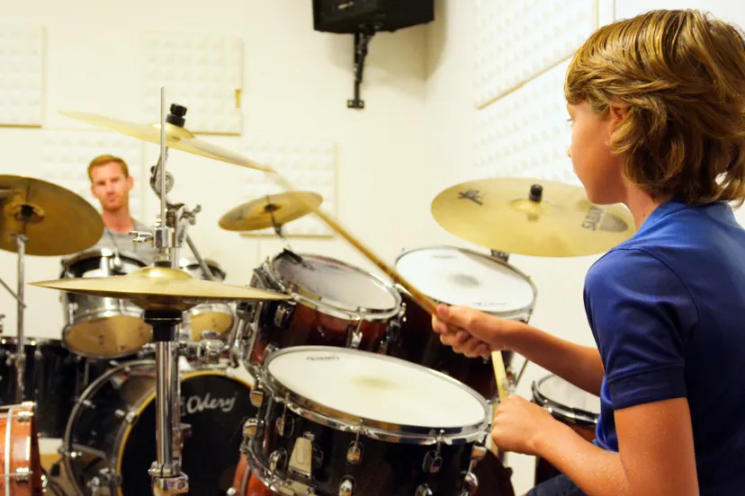 leerling krijgt proefles drums 1