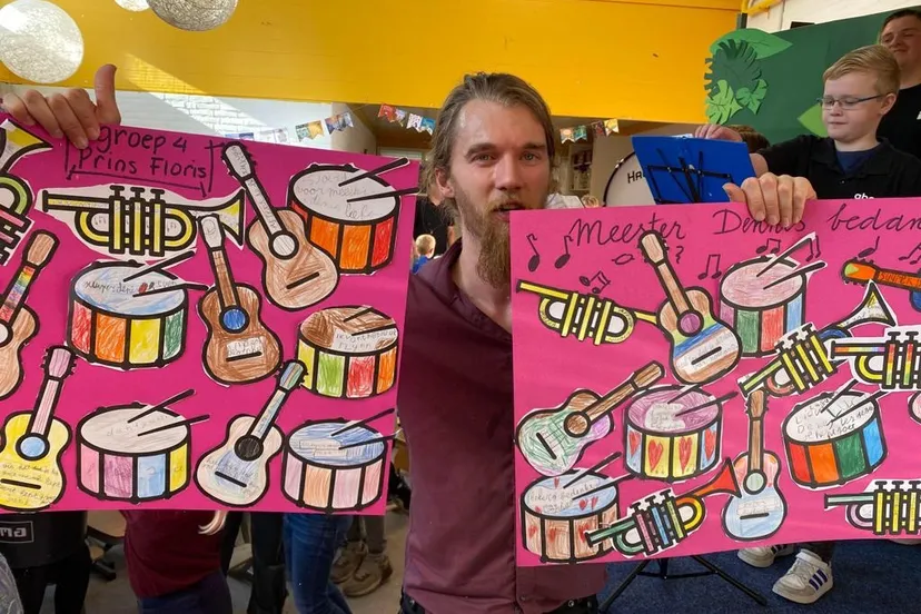 meester dennis geeft muziekles met allerlei instrumenten