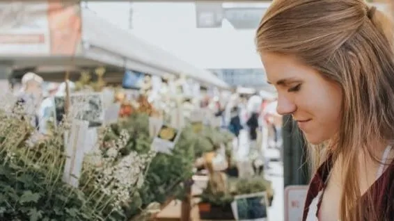 meisje bij bloemen rechtenvrije foto