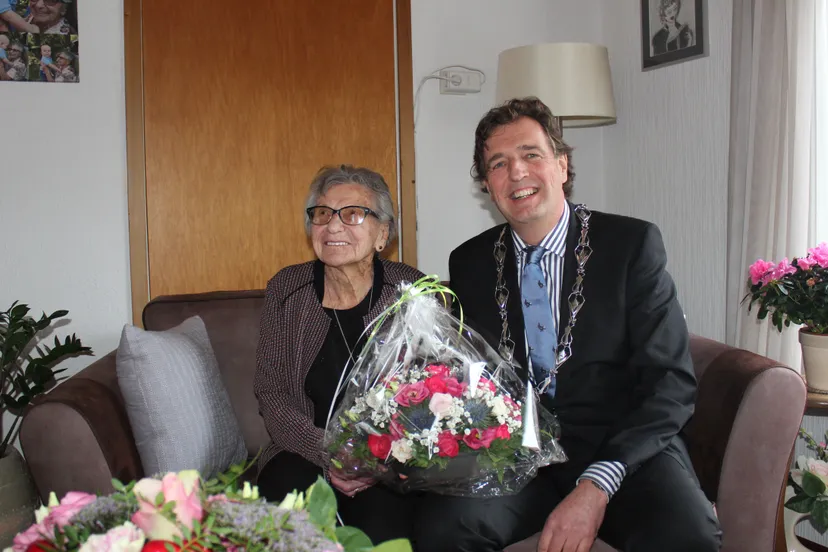 mevrouw van der ven 100 jaar en buregmeester ren verhulst van ede