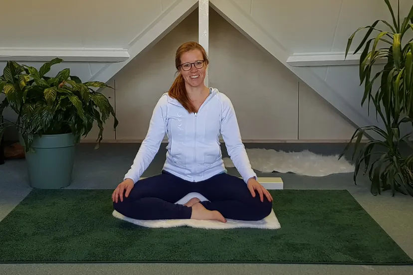 op zolder aan de yoga zithouding