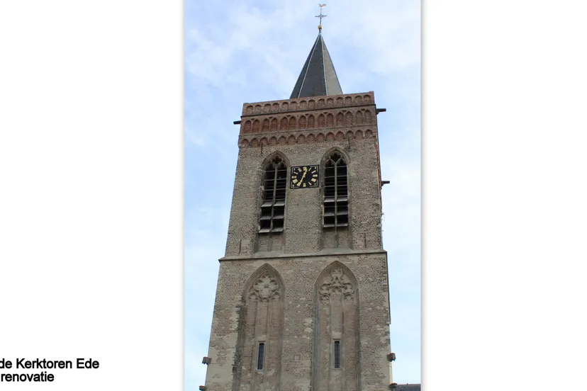 oude kerktoren na renovatie