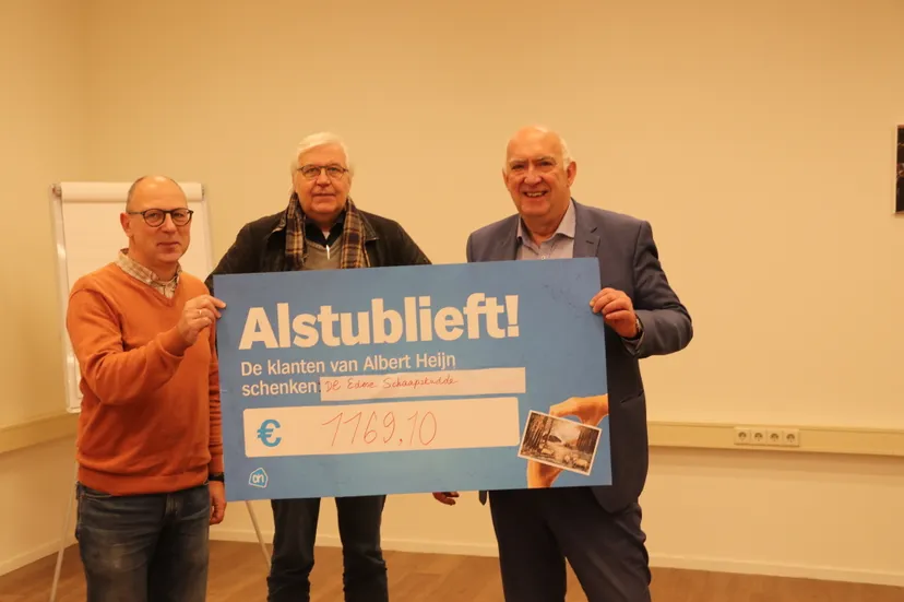 overhandiging cheque door gert van eden foto ingeborg kriegsman img 3973