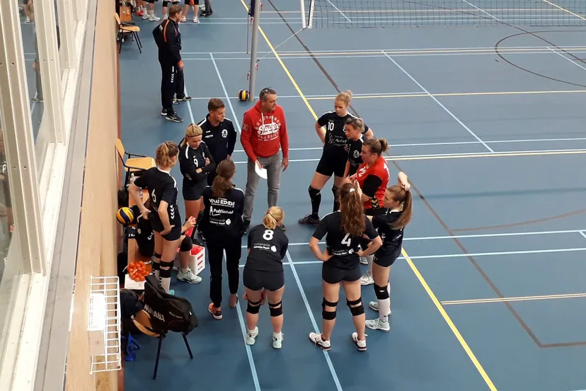 overleg vlak voor de wedstrijd d1 tweevv