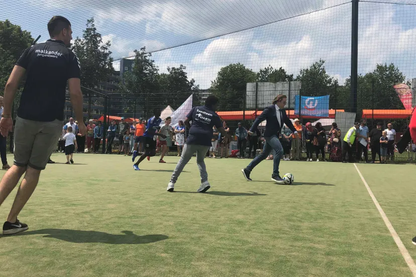 peter de pater en angelique rozeboom spelen potje voetbal bij opening tweede krajicek playground