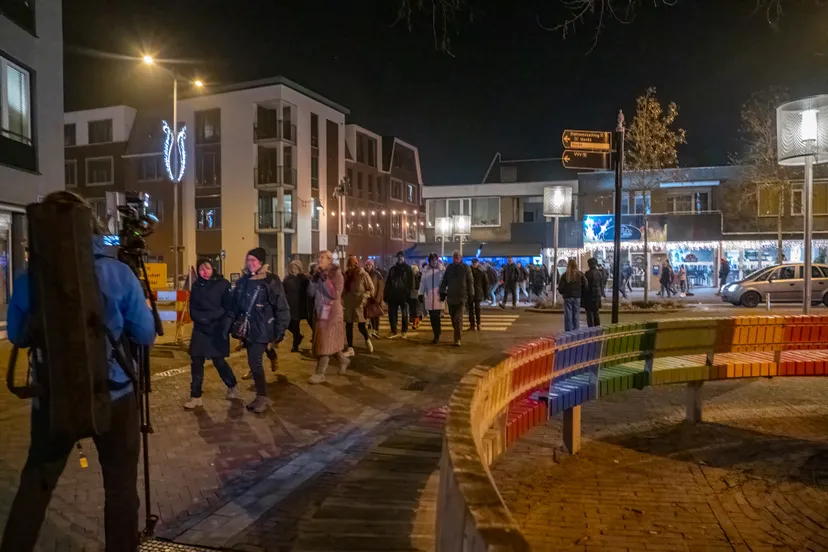 publiek loopt mee met de beamer