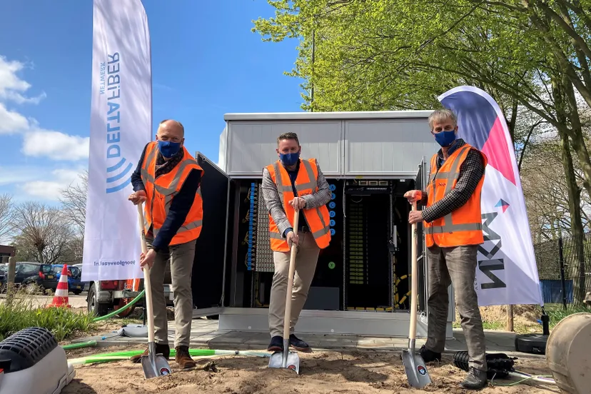 schop in de grond harskamp vlnr geert ritsema wethouder in ede russel crye van nkm en jos van der klauw van delta fiber netwerk