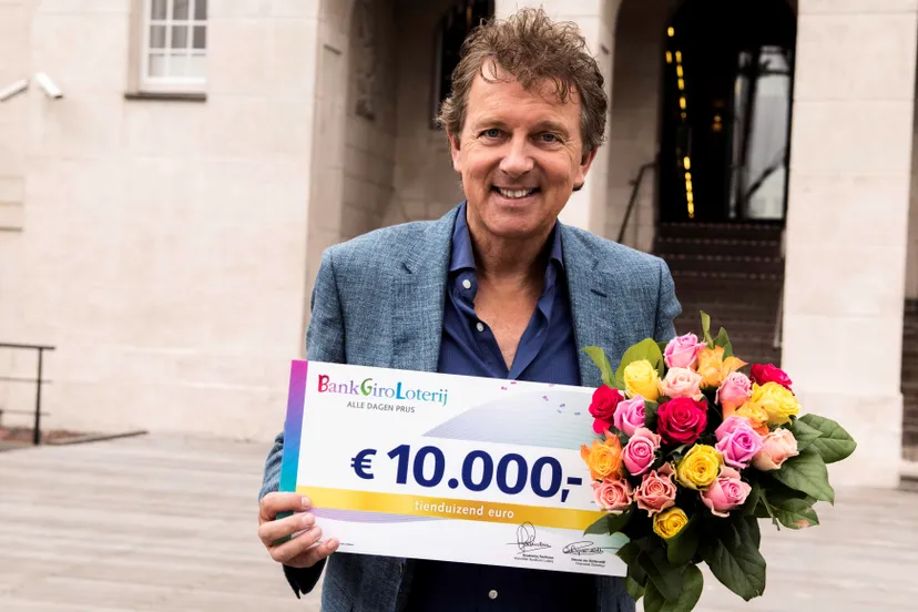 stockfoto bankgiro loterij ambassadeur robert ten brink 10000 euro