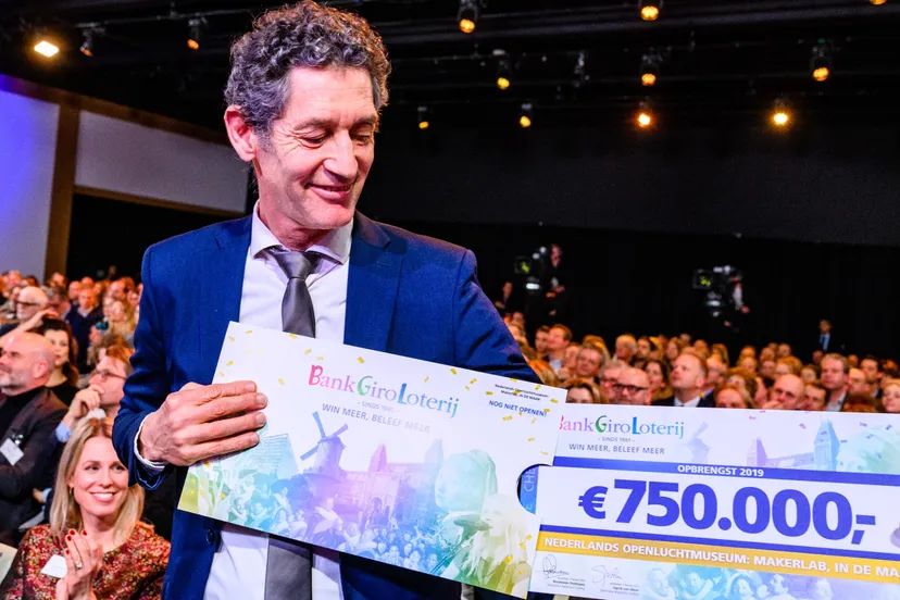 teus eenkhoorn neemt een cheque voor het nederlands openluchtmuseum in ontvangst