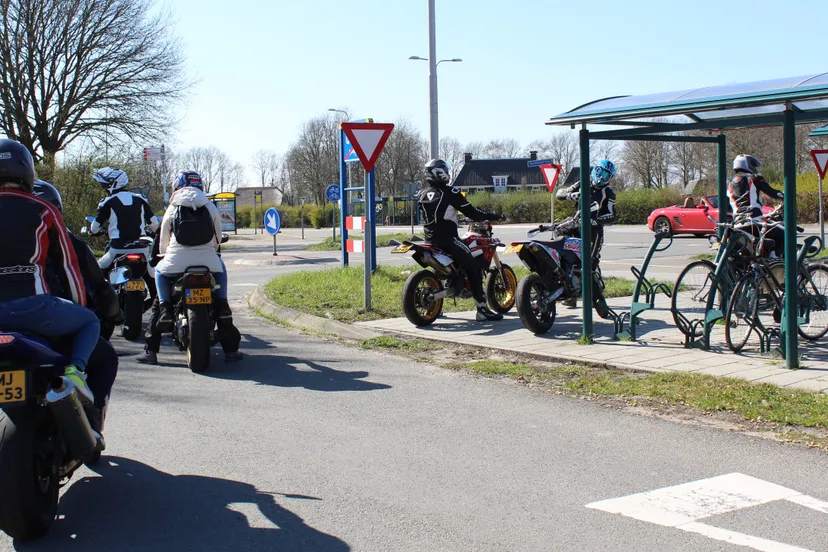 toch nog veel mensen voor het plezier de weg op corona 5 april 2020 chris ouboter