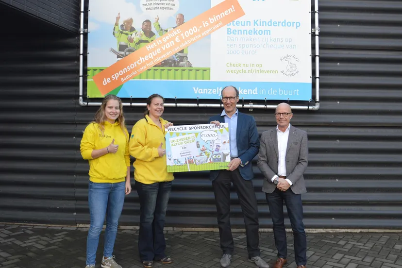 uitreiking cheque kinderdorp