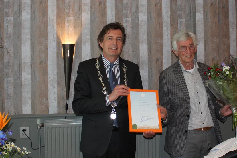 voorzitter simon van de pol en burgemeester verhulst chris ouboter