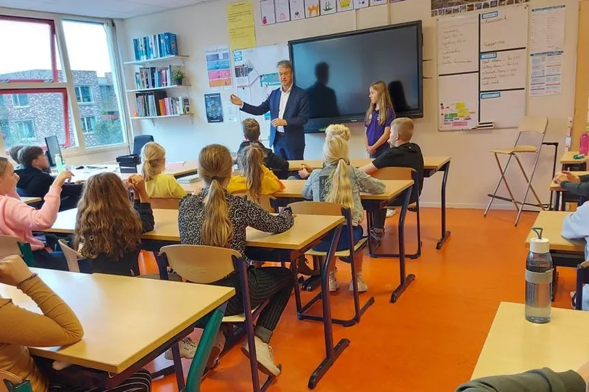 wethouder meijer voor de klas alma