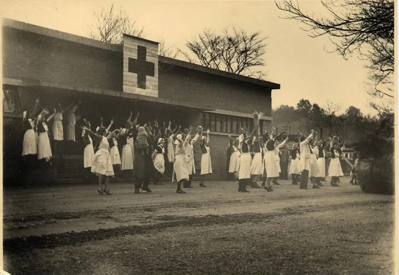 small juichende zusters rode kruis voor het museum dat dienst doet als noodhospitaal 15april1945