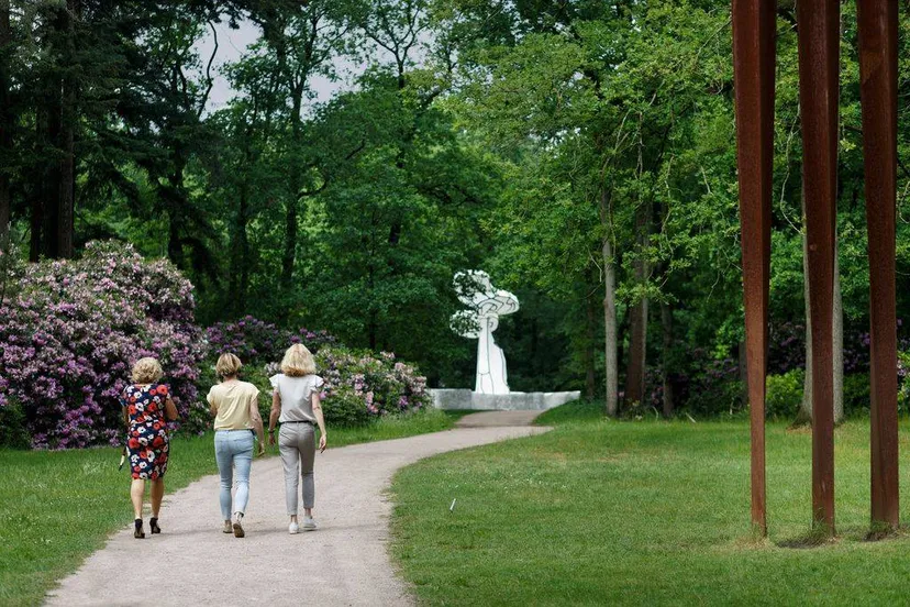 medium bezoekers in de beeldentuin visitors in the sculpture garden of the kroller muller museum photo wieneke hofland