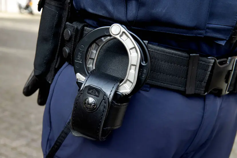 230526-1310-Boa uitgerust met handboeien