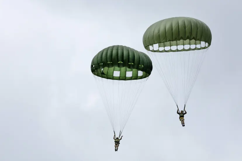 240916 1041 Herdenkings parachutesprong