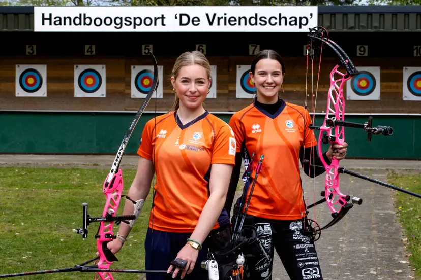 260418 7611 Handboogschutters Fenna Stallen en Frederique Meijerse