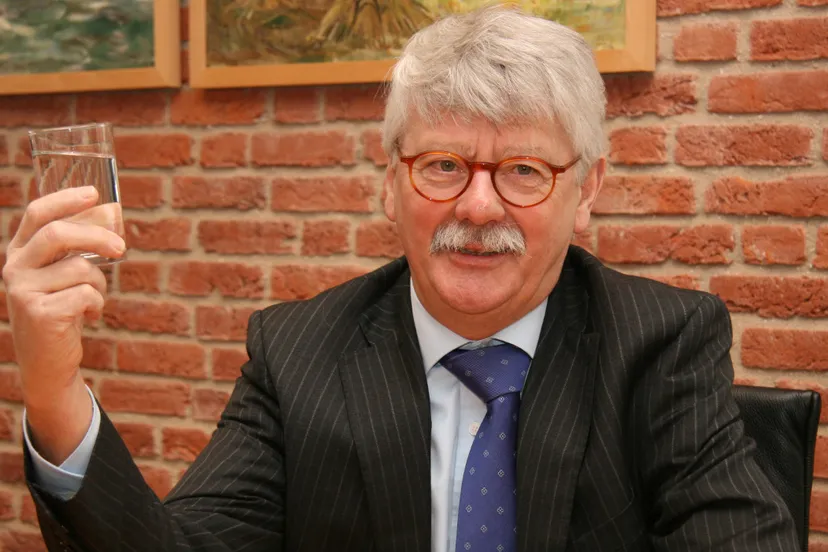 uqkphrbcehqvmivnxk15e2lye 16en omta