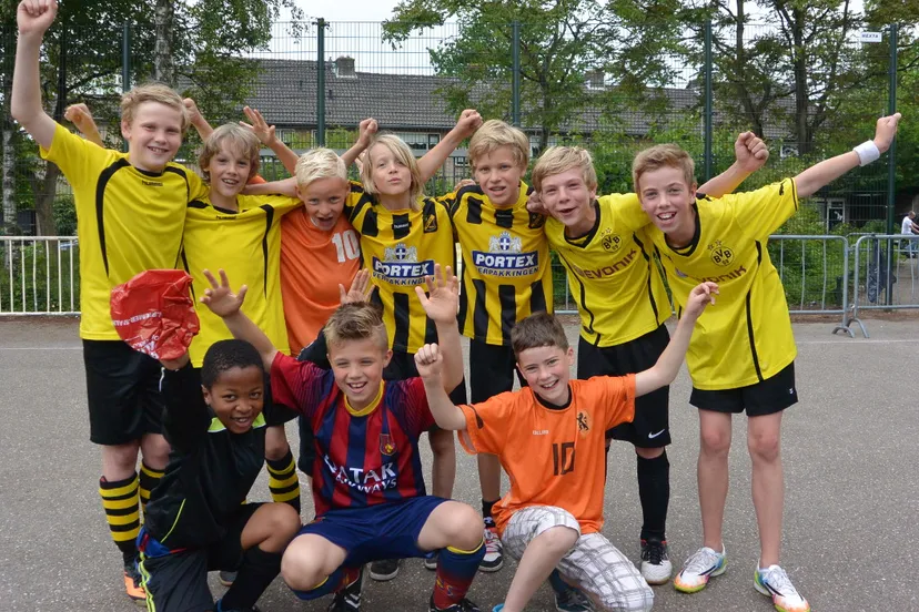 yneilzeglh9q0i1th0klbd4sh 21en straatvoetbal 1