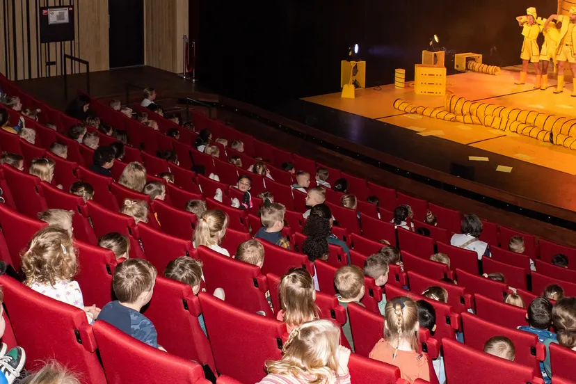 de nobelaer onderwijs theatervoorstelling de grote gele graafmachine 1920 x 1080 c ad van den wijngaart
