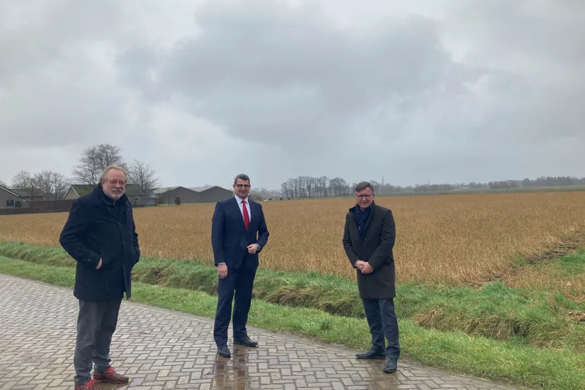 gedeputeerde erik ronnes krijgt uitleg van stedenbouwkindige over omgevingsvisie 2