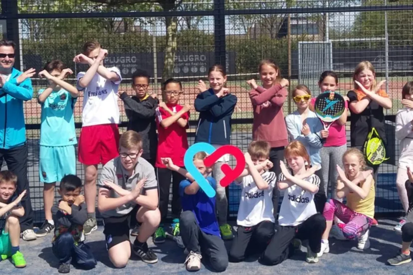 glimlachende kinderen na x kids racketspelen