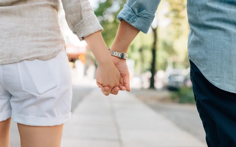 holding hands 1149411 1920 915x518 1