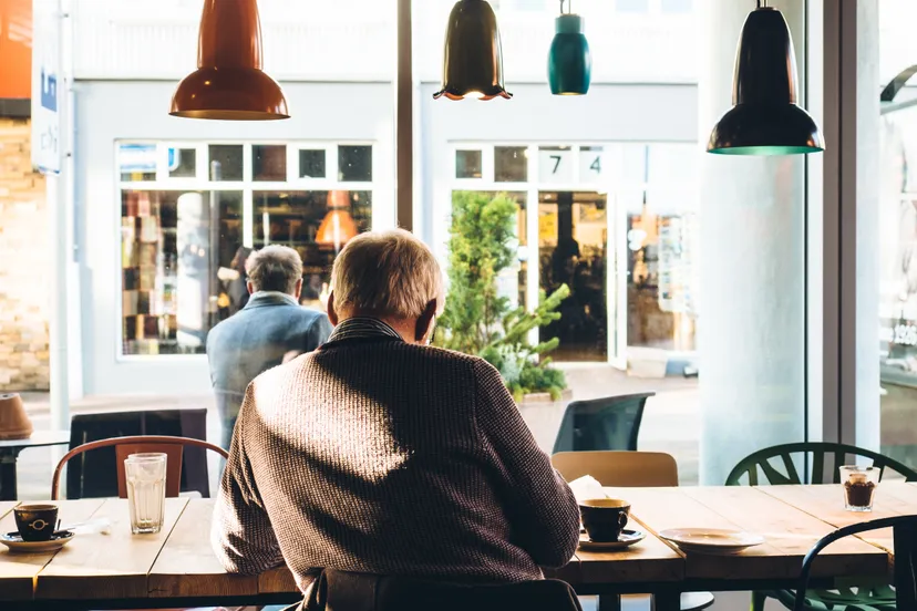 horeca man koffie drinken