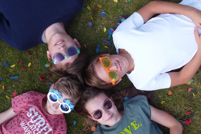 kinderfeestje thuis confetti per mail