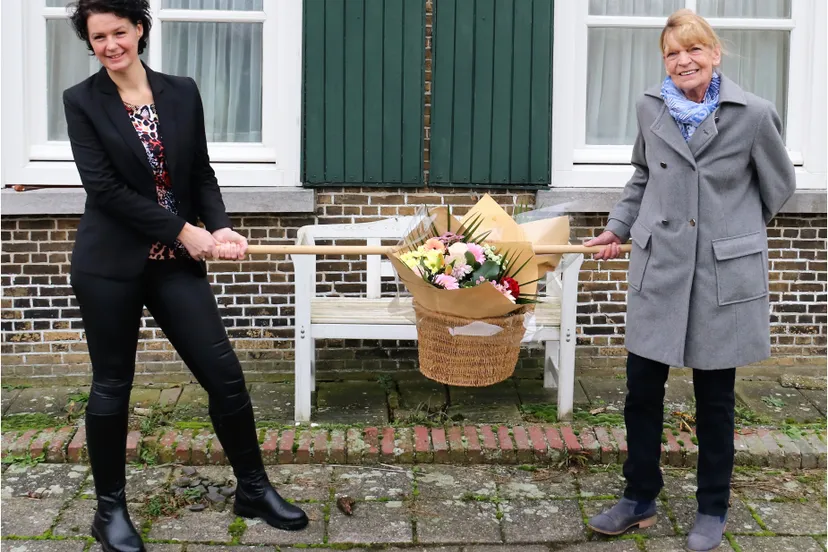 lia boeren denise huijbregts symbolische overdracht stokje wordt doorgegeven full