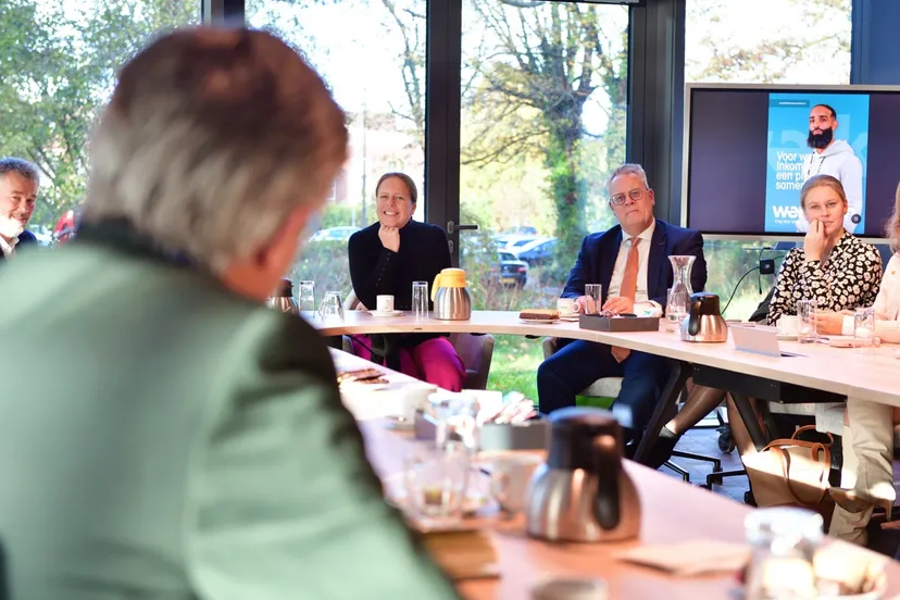 minister carola schouten in gesprek met een inwoner groot