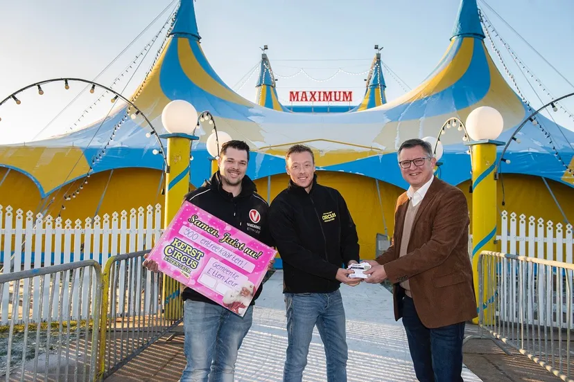 overhandiging kaarten kerstcircus groot