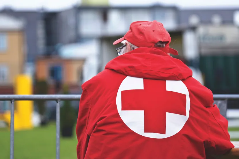 portrait watching dutch red cross 98014