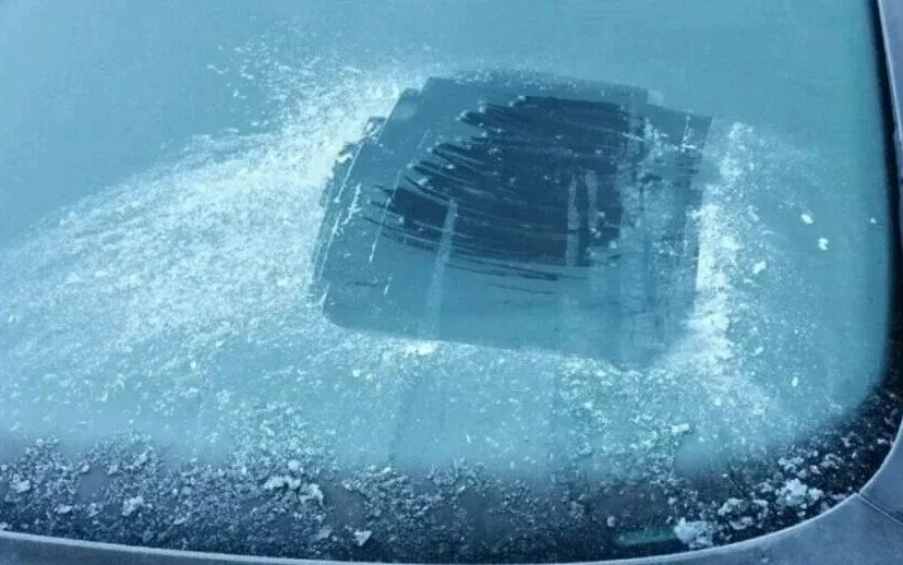 voorruit ijs krabben 915x518 1