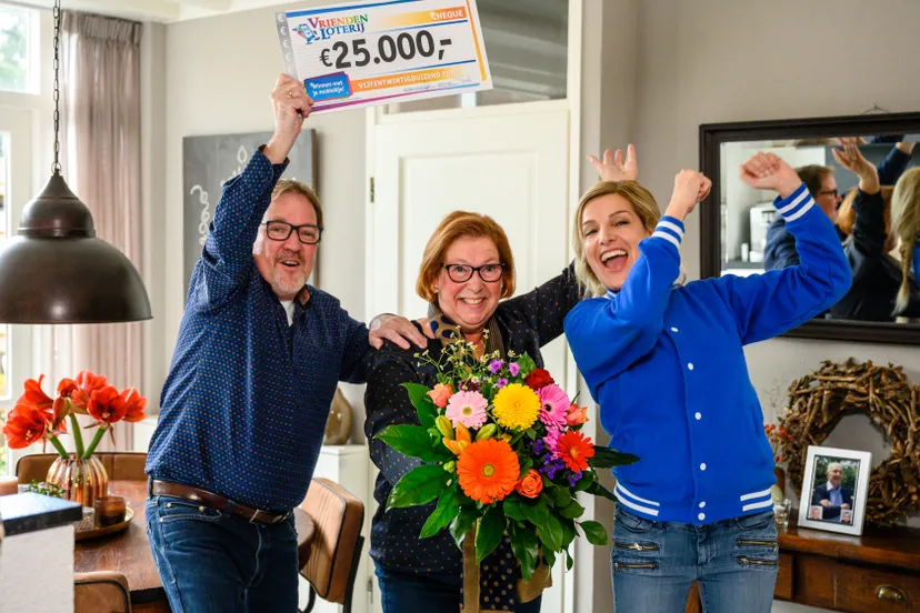 vriendenloterij ambassadeur lucille werner verrast rob en marjon uit etten leur met 25000 euro