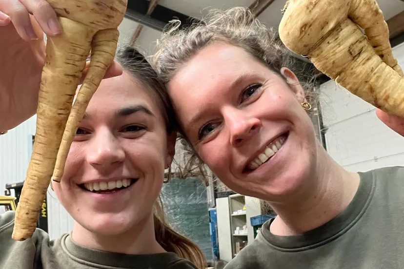 mirte op links en mayke op rechts van no waste army in actie