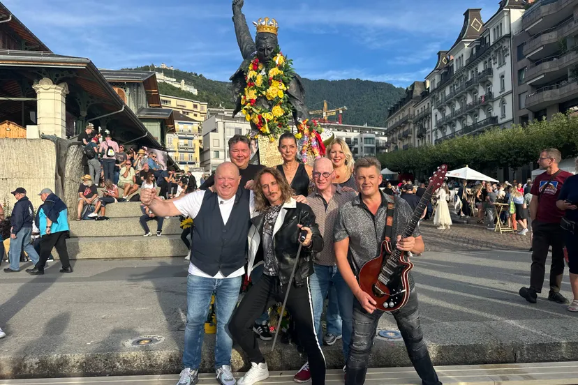 Bandfoto Crazy Little Things bij Freddie Mercury statue