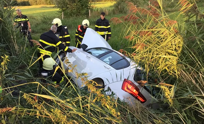 auto in sloot rijen